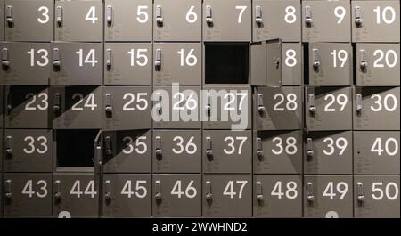 casiers en acier numérotés avec serrures à combinaison Banque D'Images