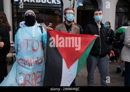 Londres, Angleterre, Royaume-Uni. 24 mars 2024. En réponse à la récente autorisation d’exploration gazière au large de Gaza par Israël à British Petroleum (BP) et à d’autres sociétés, Fossil Free London organise l’embargo énergétique pour la Palestine au British Museum. La manifestation vise à faire pression sur le musée pour qu'il rompe ses liens avec BP en raison de l'implication de l'entreprise dans le conflit en cours. (Crédit image : © Joao Daniel Pereira/ZUMA Press Wire) USAGE ÉDITORIAL SEULEMENT! Non destiné à UN USAGE commercial ! Banque D'Images