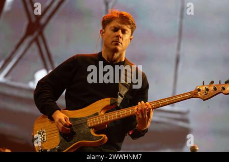 Bogota, Colombie. 21 mars 2024. William Cashion, le bassiste du groupe future Islands, se produit le premier jour du festival EstereoPicnic à Bogota, en Colombie. (Photo de Daniel Garzon Herazo/NurPhoto) crédit : NurPhoto SRL/Alamy Live News Banque D'Images