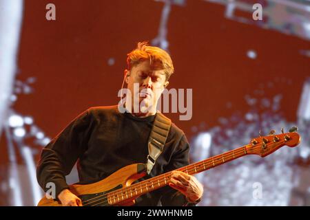 Bogota, Colombie. 21 mars 2024. William Cashion, le bassiste du groupe future Islands, se produit le premier jour du festival EstereoPicnic à Bogota, en Colombie. (Photo de Daniel Garzon Herazo/NurPhoto) crédit : NurPhoto SRL/Alamy Live News Banque D'Images