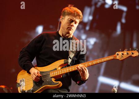 Bogota, Colombie. 21 mars 2024. William Cashion, le bassiste du groupe future Islands, se produit le premier jour du festival EstereoPicnic à Bogota, en Colombie. (Photo de Daniel Garzon Herazo/NurPhoto) crédit : NurPhoto SRL/Alamy Live News Banque D'Images