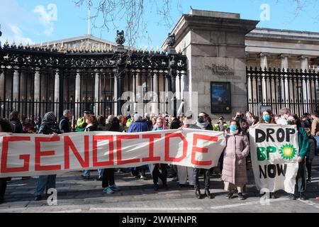Londres, Angleterre, Royaume-Uni. 24 mars 2024. En réponse à la récente autorisation d’exploration gazière au large de Gaza par Israël à British Petroleum (BP) et à d’autres sociétés, Fossil Free London organise l’embargo énergétique pour la Palestine au British Museum. La manifestation vise à faire pression sur le musée pour qu'il rompe ses liens avec BP en raison de l'implication de l'entreprise dans le conflit en cours. (Crédit image : © Joao Daniel Pereira/ZUMA Press Wire) USAGE ÉDITORIAL SEULEMENT! Non destiné à UN USAGE commercial ! Banque D'Images
