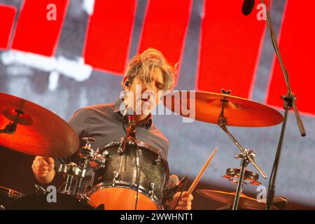 Bogota, Colombie. 21 mars 2024. Michael Lowry, le batteur du groupe future Islands, se produit le premier jour du festival EstereoPicnic à Bogota, en Colombie. (Photo de Daniel Garzon Herazo/NurPhoto)0 crédit : NurPhoto SRL/Alamy Live News Banque D'Images