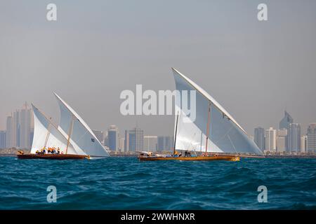 Les dhows à voile traditionnels reviennent à Abu Dhabi lors de la Ghanada Dhow Sailing Race 60 pieds. Finale ronde traditionnelle voile dho voile traditionnelle dhows rac Banque D'Images