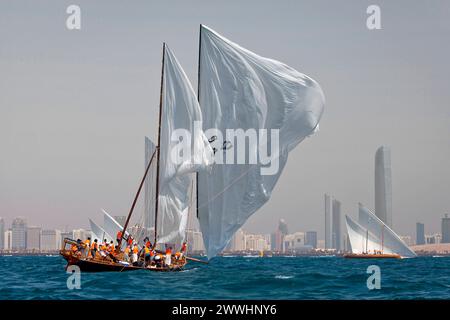 Les dhows à voile traditionnels reviennent à Abu Dhabi lors de la Ghanada Dhow Sailing Race 60 pieds. Finale ronde traditionnelle voile dho voile traditionnelle dhows rac Banque D'Images