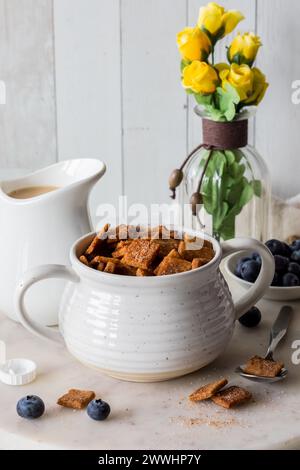 Un bol de céréales croquantes à la cannelle à faible teneur en glucides maison servies avec du lait d'avoine. Banque D'Images