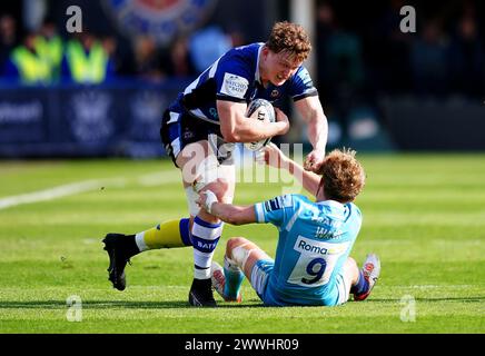 Ted Hill de Bath est attaqué par Gus Warr des Sale Sharks lors du Gallagher Premiership match au Recreation Ground de Bath. Date de la photo : dimanche 24 mars 2024. Banque D'Images