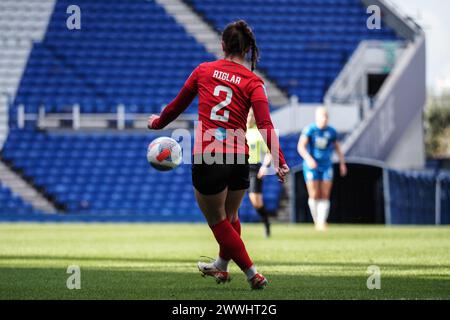 Birmingham, Royaume-Uni. 24 mars 2024. Birmingham, Angleterre, 24 mars 2024 : Grace Riglar (2 Lewes) passe le ballon lors du match de football FA Womens Championship entre Birmingham City et Lewes à St Andrews à Birmingham, Angleterre (Natalie Mincher/SPP) crédit : SPP Sport Press photo. /Alamy Live News Banque D'Images