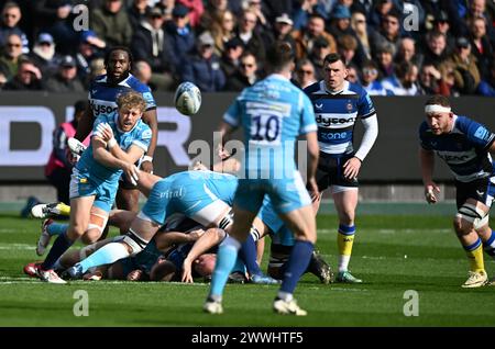 Bath, Somerset, Royaume-Uni. 24 mars 2024, The Recreation Ground, Bath, Somerset, Angleterre; Gallagher Premiership Rugby, Bath versus Sale Sharks ; Gus Warr of Sale Sharks passe d'un Ruck Credit : action plus Sports images/Alamy Live News Banque D'Images