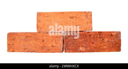 Vue de face de vieilles briques rouges ou oranges fissurées dans la pile est isolée sur fond blanc avec chemin de détourage. Banque D'Images