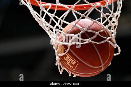 Chemnitz, Allemagne. 24 mars 2024. Basketball, Bundesliga, Niners Chemnitz - Alba Berlin, main Round, Journée 25, Chemnitz Arena. Une balle tombe dans le panier. Crédit : Hendrik Schmidt/dpa/Alamy Live News Banque D'Images