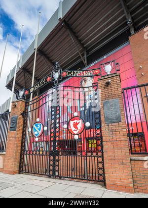 La Paisley Gateway colorée photographiée à l'extérieur du stade Anfield, le stade du Liverpool Football Club vu en mars 2024. Banque D'Images