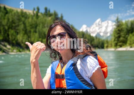 Une belle femme sur une excursion en bateau au parc national de Grand Teton. Banque D'Images