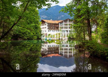 Hôtel sur Badersee Lac Bader avec panorama sur la montagne, Alpes Ammergau, Kramerspitz et Hoher Ziegspit Hôtel sur Badersee Hôtel sur Badersee Lac Bader Wit Banque D'Images