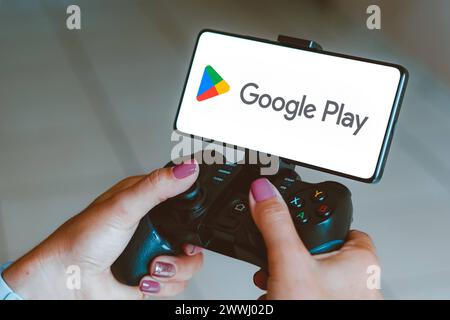 4 décembre 2023, Brésil. Dans cette illustration photo, le logo Google Play est affiché sur un écran de smartphone comme un pers 4 décembre 2023, Brésil. Po Banque D'Images