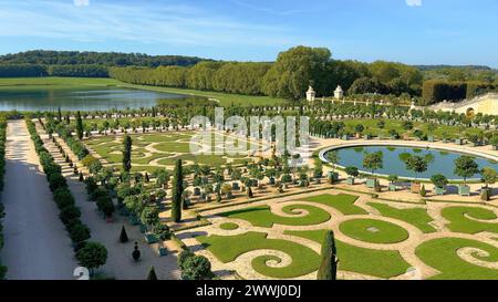 Les beaux jardins du château de Versailles à Paris - VILLE DE PARIS, FRANCE - 05 SEPTEMBRE 2023 les beaux jardins a les beaux jardins de vers Banque D'Images
