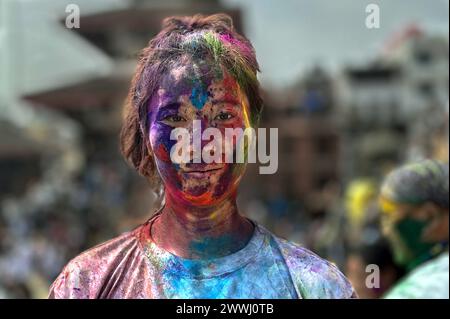 Katmandou, Népal. 24 mars 2024. Une fille au visage coloré participe à la célébration du festival Holi. Le festival Holi, également connu sous le nom de festival des couleurs, annonce l'arrivée du printemps. (Crédit image : © Sunil Sharma/ZUMA Press Wire) USAGE ÉDITORIAL SEULEMENT! Non destiné à UN USAGE commercial ! Banque D'Images