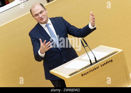 Staatsminister Albert Füracker , CSU. 14. Plenarsitzung des Bayerischen Landtags. Der bayerische Finanzminister Albert Füracker , CSU, Am Rednerpult. München Bayern Deutschland *** Ministre d'Etat Albert Füracker , CSU 14 session plénière du Parlement d'Etat de Bavière le Ministre des Finances de Bavière Albert Füracker , CSU, au pupitre Munich Bavière Allemagne Copyright : xRolfxPossx Banque D'Images