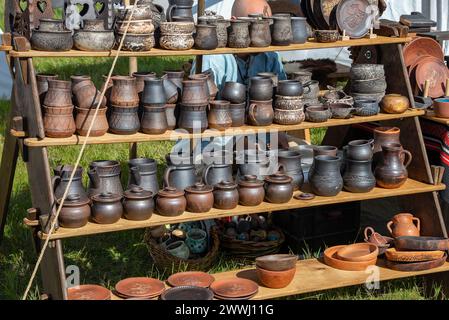 RÉGION DE TVER, RUSSIE - 21 JUILLET 2023 : vente de poterie souvenir. Russie Banque D'Images