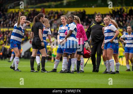 Norwich le dimanche 24 mars 2024. Les joueuses des Queens Park Rangers réagissent à une décision lors du match de la FA Women's National League Division One entre Norwich City Women et Queens Park Rangers à Carrow Road, Norwich, dimanche 24 mars 2024. (Photo : David Watts | mi News) crédit : MI News & Sport /Alamy Live News Banque D'Images