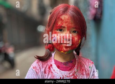 Katmandou, Népal. 24 mars 2024. Une petite fille au visage coloré participe à la célébration du festival Holi. Le festival Holi, également connu sous le nom de festival des couleurs, annonce l'arrivée du printemps. (Crédit image : © Sunil Sharma/ZUMA Press Wire) USAGE ÉDITORIAL SEULEMENT! Non destiné à UN USAGE commercial ! Banque D'Images