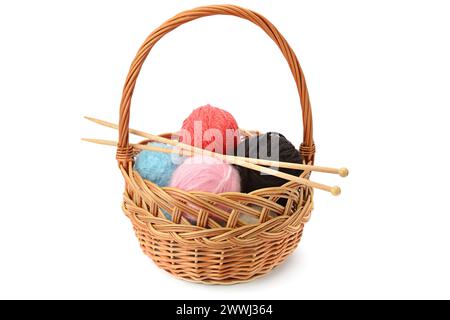 Ensemble de boules de laine dans un panier isolé sur un fond blanc. Banque D'Images