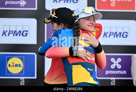 Wevelgem, Belgique. 24 mars 2024. L'italienne Chiara Consonni de l'UAE Team ADQ et l'italienne Elisa Balsamo de Lidl-Trek sur le podium après la course cycliste féminine Gent-Wevelgem - In Flanders Fields, à 171,2 km d'Ieper à Wevelgem, dimanche 24 mars 2024. BELGA PHOTO ERIC LALMAND crédit : Belga News Agency/Alamy Live News Banque D'Images