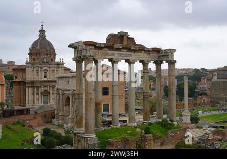 Ruines du temple de Saturne, l'arc de Septimius sévère, l'église de Santi Luca e Martina et la maison du sénat Curia Julia derrière, dans la romaine Banque D'Images