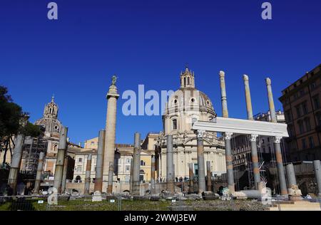 Vue du forum de l’empereur Trajan, de sa colonne, des ruines de la basilique chrétienne Ulpia et de l’église du Saint nom de Marie (Santissimo Nome di Maria) Banque D'Images