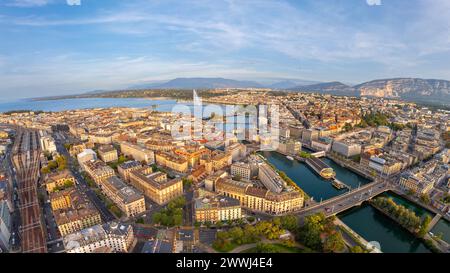 Genève, Suisse vue sur la fontaine Jet d'eau dans le lac Léman au crépuscule. Banque D'Images