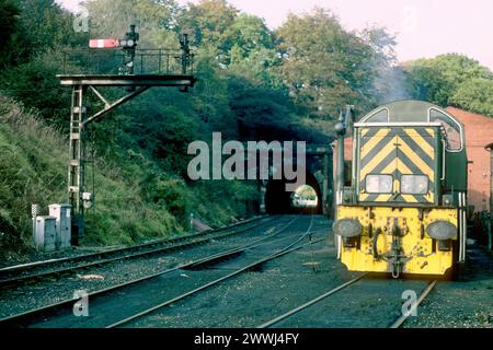 Shunter diesel de classe 14 à côté du tunnel de Grosmont sur le North Yorkshire Moors Railway en 1981, Grosmont, North Yorkshire Banque D'Images