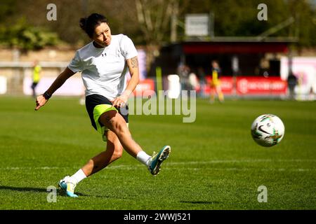 Londres, Royaume-Uni. 24 mars 2024. Lucy Monkman (14 Dulwich Hamlet) se met à flotter avant le match de premier League des femmes de la région de Londres et du Sud-est entre Dulwich Hamlet et Sutton United à Champion Hill. Crédit : Liam Asman/Alamy Live News Banque D'Images