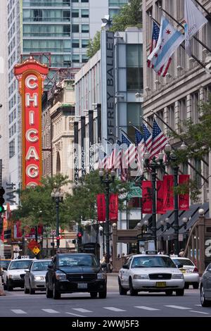 Chicago, Illinois. State Street. Macy est sur State Street Department Store sur la droite, anciennement Marshall Field's.. Chicago Theater en arrière-plan. Banque D'Images