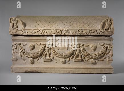 Sarcophage en marbre avec guirlandes période romaine : Séverain moyen : marbre, Proconnésien CA. 200–225 CE Banque D'Images