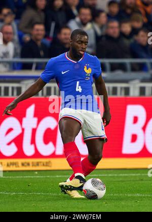 Dayot Upamecano, FRA 4 dans le match amical FRANCE - ALLEMAGNE 0-2 FRANKREICH - DEUTSCHLAND 0-2 en préparation pour les Championnats d'Europe 2024 le 23 mars 2024 à Lyon, France. © Peter Schatz / Alamy Live News Banque D'Images