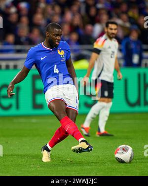 Dayot Upamecano, FRA 4 dans le match amical FRANCE - ALLEMAGNE 0-2 FRANKREICH - DEUTSCHLAND 0-2 en préparation pour les Championnats d'Europe 2024 le 23 mars 2024 à Lyon, France. © Peter Schatz / Alamy Live News Banque D'Images