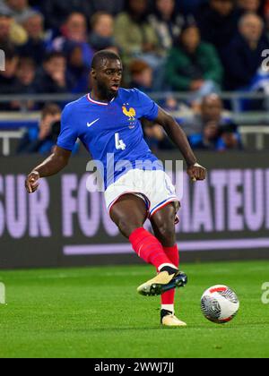 Dayot Upamecano, FRA 4 dans le match amical FRANCE - ALLEMAGNE 0-2 FRANKREICH - DEUTSCHLAND 0-2 en préparation pour les Championnats d'Europe 2024 le 23 mars 2024 à Lyon, France. © Peter Schatz / Alamy Live News Banque D'Images