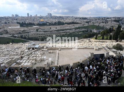 Jérusalem-est, Israël. 24 mars 2024. Les chrétiens agitent des branches d'oliviers et de palmiers lors de la traditionnelle procession du dimanche des Rameaux sur le mont. Des oliviers, surplombant la vieille ville de Jérusalem, Jérusalem-est, le dimanche 24 mars 2024. Photo de Debbie Hill/ crédit : UPI/Alamy Live News Banque D'Images