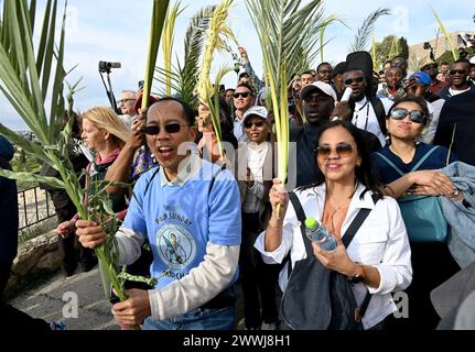 Jérusalem-est, Israël. 24 mars 2024. Les chrétiens agitent des branches d'oliviers et de palmiers lors de la traditionnelle procession du dimanche des Rameaux sur le mont. Des oliviers, surplombant la vieille ville de Jérusalem, Jérusalem-est, le dimanche 24 mars 2024. Photo de Debbie Hill/ crédit : UPI/Alamy Live News Banque D'Images