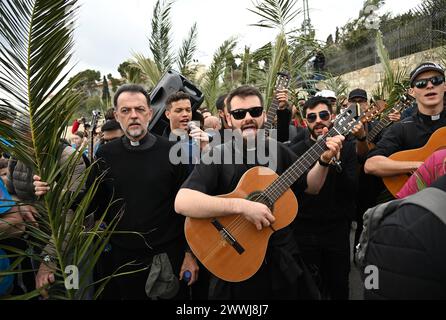 Jérusalem-est, Israël. 24 mars 2024. Les prêtres chantent pendant la traditionnelle procession du dimanche des Rameaux sur le Mt. Des oliviers, surplombant la vieille ville de Jérusalem, Jérusalem-est, le dimanche 24 mars 2024. Photo de Debbie Hill/ crédit : UPI/Alamy Live News Banque D'Images