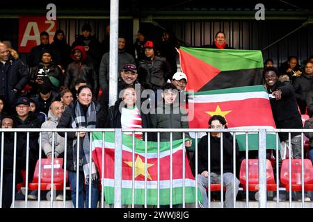ALMERE - supporters avant le match international amical entre le Suriname et la Martinique au stade Almere City FC le 24 mars 2024 à Almere, aux pays-Bas. ANP | Hollandse Hoogte | GERRIT VAN COLOGNE Banque D'Images
