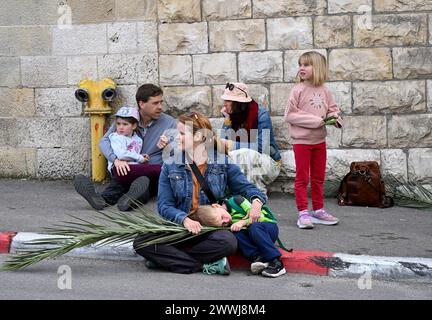 Jérusalem-est, Israël. 24 mars 2024. Les chrétiens attendent la traditionnelle procession du dimanche des Rameaux sur le Mt. Des oliviers, surplombant la vieille ville de Jérusalem, Jérusalem-est, le dimanche 24 mars 2024. Photo de Debbie Hill/ crédit : UPI/Alamy Live News Banque D'Images