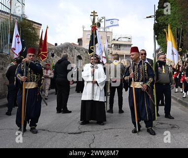 Jérusalem-est, Israël. 24 mars 2024. Les chrétiens agitent des branches d'oliviers et de palmiers lors de la traditionnelle procession du dimanche des Rameaux sur le mont. Des oliviers, surplombant la vieille ville de Jérusalem, Jérusalem-est, le dimanche 24 mars 2024. Photo de Debbie Hill/ crédit : UPI/Alamy Live News Banque D'Images