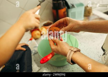 Une femme met soigneusement un biscuit sur une main tendue d'homme, montrant un geste de partage ou d'affection. Banque D'Images