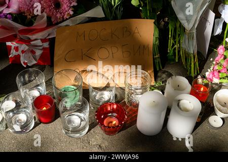 Sydney, Australie. 24 mars 2024. Fleurs et bougies vues à l'entrée du Consulat général de Russie à Sydney. Les membres du public ont exprimé leurs condoléances aux victimes de l'attaque de la salle de concert de Moscou et un mémorial a été fixé à l'entrée du Consulat général de Russie à Sydney le 24 mars. Plus de 100 personnes ont été tuées lors de l'attaque terroriste dans la salle de concert de l'hôtel de ville de Crocus à Moscou le 22 mars. Crédit : SOPA images Limited/Alamy Live News Banque D'Images