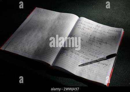 Sydney, Australie. 24 mars 2024. Le livre de condoléances vu sur la table devant le Consulat général de Russie à Sydney. Les membres du public ont exprimé leurs condoléances aux victimes de l'attaque de la salle de concert de Moscou et un mémorial a été fixé à l'entrée du Consulat général de Russie à Sydney le 24 mars. Plus de 100 personnes ont été tuées lors de l'attaque terroriste dans la salle de concert de l'hôtel de ville de Crocus à Moscou le 22 mars. Crédit : SOPA images Limited/Alamy Live News Banque D'Images