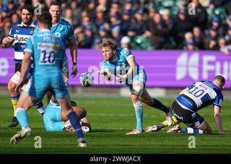 Bath, Royaume-Uni. 24 mars 2024. Gus Warr de Sale Sharks passe le ballon lors du Gallagher Premiership Rugby match entre Bath Rugby et Sale Sharks au Recreation Ground, Bath, Royaume-Uni, le 24 mars 2024. Photo de Scott Boulton. Utilisation éditoriale uniquement, licence requise pour une utilisation commerciale. Aucune utilisation dans les Paris, les jeux ou les publications d'un club/ligue/joueur. Crédit : UK Sports pics Ltd/Alamy Live News Banque D'Images