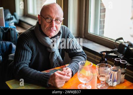 Homme avec des lunettes vides Rotetrdam, pays-Bas. Chauve, homme d'âge moyen finissant ses deux glas de bière spéciale. MRYES Rotterdam Hotel New York Zuid-Holland Nederland Copyright : xGuidoxKoppesx Banque D'Images