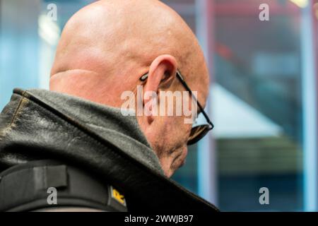 Homme chauve portant des lunettes Rotterdam, pays-Bas. Homme chauve, réfléchissant portant des lunettes. MRYES Rotterdam NH Hotel, de Rotterdam Zuid-Holland Nederland Copyright : xGuidoxKoppesx Banque D'Images