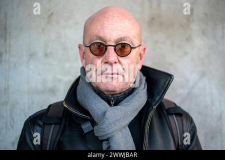 Homme chauve portant des lunettes Rotterdam, pays-Bas. Portrait d'un homme d'âge moyen, chauve, portant des lunettes devant un pilier en béton. MRYES Rotterdam NH Hotel, de rotterdammer Zuid-Holland Nederland Copyright : xGuidoxKoppesx Banque D'Images